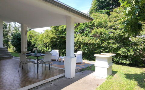 Villa Eva: Kolonne, Skygge, Beton, Veranda, Have, Udendørs Struktur, Lawn, Backyard, Landscaping, Gård