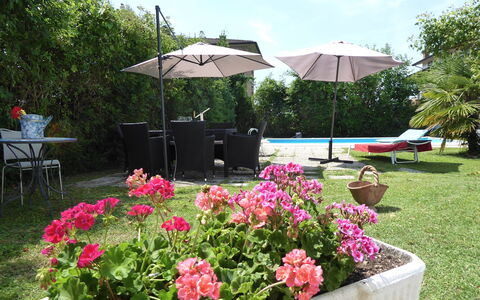 Villa Eva: Møbel, Udendørs Møbler, Busk, Stol, Have, Paraply, Blomsterkrukke, Udendørs Bord, Skygge