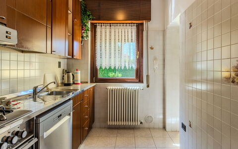 Villa Giulia: Køkken, Træ, Gulvbelægning, Køkken Apparat, Countertop, Større Bandage, Indretning, Etage, Cabinetry, Køkkenvask