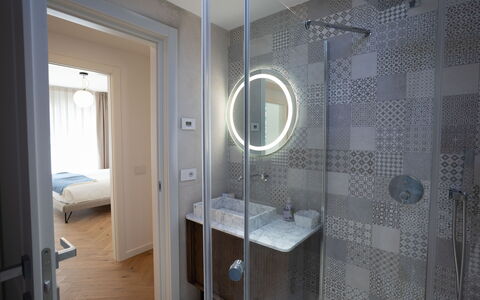 Terrazza Mare, Jacuzzi and Seaview: Indretning, Gulvbelægning, Sanitærarmatur, Etage, Badeværelse, Badeværelsesvask, Vvs, Loft, Håndvask, Flise