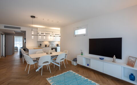 Porto di Luce Luxury, Jacuzzi and Seaview: Møbel, Indretning, Gulvbelægning, Etage, Væg, Træ, Loft, Værelse, Hjem, Lejlighed