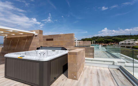 Porto di Luce Luxury, Jacuzzi and Seaview: Sanitærarmatur, Badekar, Etage, Lejlighed, Jacuzzi, Svømmepøl, Udvej, Hotel, Penthouselejlighed