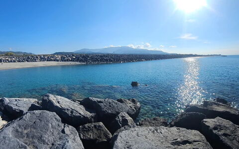 Baia di Tempsa Beach and Sea: Blå, Vand, Krop Af Vand, Vandressourcer, Rots, Horisont, Kyst, Coastal Og Oceaniske Landskabsformer, Hav, Kyst