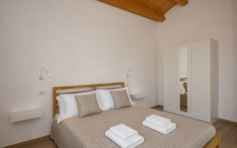 Villa Blue: Indretning, Gulvbelægning, Møbel, Seng, Etage, Træ, Soveværelse, Loft, Værelse, Sengetøj