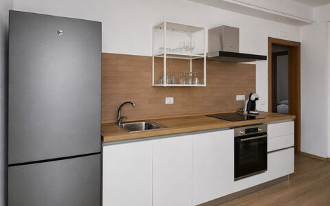 Villa Blue: Køkken, Gulvbelægning, Cabinetry, Countertop, Køkken Apparat, Møbel, Indretning, Større Bandage, Træ, Etage