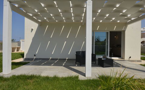 Villa Blue: Skygge, Kompositmateriale, Pergola, Udendørs Struktur, Pavilion, Beton, Baldakin, Bjælke, Kolonne, Design