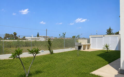 Villa Blue: Land Lot, Have, Skygge, Landscaping, Lawn, Walkway, Gård, Kunstgræs