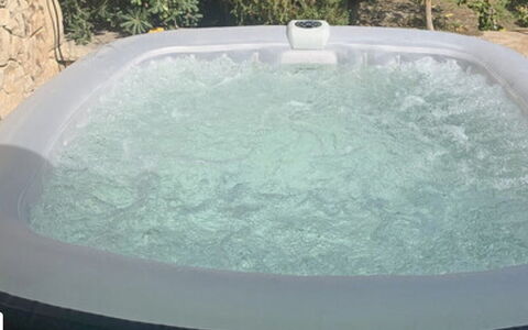 Villa Blue: Badekar, Sanitærarmatur, Jacuzzi, Svømmepøl, Udendørs Møbler, Blomsterkrukke, Stueplante