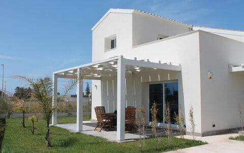 Villa Blue: Møbel, Skygge, Veranda, Stol, Pergola, Dør, Udendørs Struktur, Udendørs Møbler, Gårdhave, Køkken & Spisebord