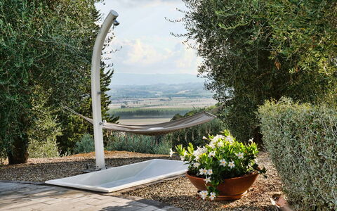 Villa Larino: Have, Skygge, Landscaping, Naturmateriale, Udendørs Møbler, Backyard, Blomsterkrukke, Evergreen