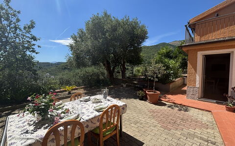 Il Fienile, Garden and Peacefull View: Bjergrige Landskabsformer, Bakke, Landskab, Landdistrikt, Bjergkæde, Hill Station, Blomsterkrukke, Gård, Landscaping, Eco Hotel