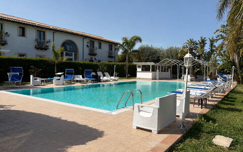 Villa Gertrude: Svømmepøl, Udvej, Hotel, Hacienda, Eco Hotel, Thermae, Villa, Liggestol, Ferieby