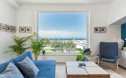 Quirat: Møbel, Indretning, Gulvbelægning, Etage, Bord, Træ, Loft, Stol, Værelse, Couch