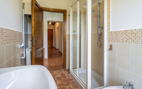 Casale delle Lupe, Campiglia Marittima: Gulvbelægning, Sanitærarmatur, Etage, Indretning, Loft, Badeværelse, Vvs, Tap, Værelse, Dør