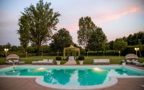 Relais Villa Mirandola: Have, Lawn, Gård, Parkere, Svømmepøl, Nat, Lysarmatur, Hacienda, Villa, Mansion