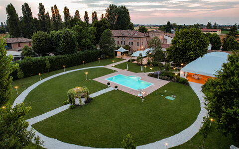 Relais Villa Mirandola: Lawn, Have, Estate, Udvej, Fritid, Svømmepøl, Hacienda, Gård, Gårdsplads, Landscaping