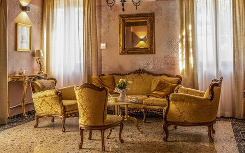 Relais Villa Mirandola: Møbel, Indretning, Couch, Væg, Gulvbelægning, Etage, Stue, Værelse, Stol, Belysning