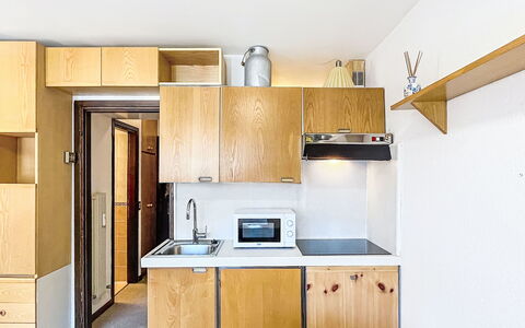 Presanella: Køkken, Træ, Større Bandage, Køkken Apparat, Gulvbelægning, Countertop, Indretning, Cabinetry, Møbel, Etage