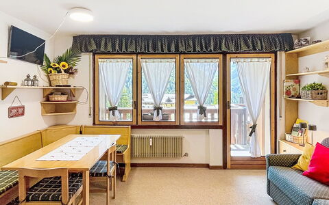 Presanella: Møbel, Indretning, Træ, Værelse, Gulvbelægning, Loft, Etage, Belysning, Hjem, Couch