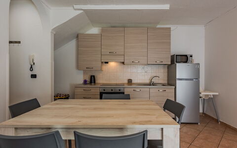 Stefani: Møbel, Indretning, Gulvbelægning, Træ, Etage, Loft, Værelse, Køkken, Køkken & Spisebord, Countertop