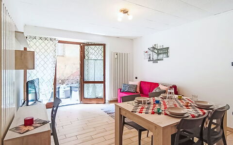 Stefani: Busk, Have, Boligområde, Plantesamfund, Land Lot, Bunddække, Landscaping, Backyard, Gård