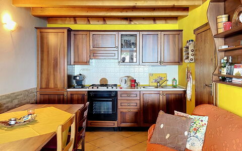 Baita Melissa: Møbel, Indretning, Træ, Køkken, Gulvbelægning, Værelse, Countertop, Loft, Etage, Cabinetry
