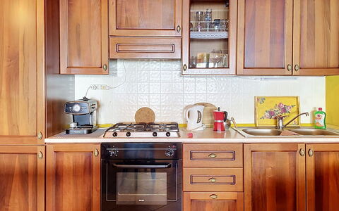 Baita Melissa: Cabinetry, Større Bandage, Træ, Køkken Apparat, Køkken, Møbel, Gulvbelægning, Countertop, Indretning, Skab