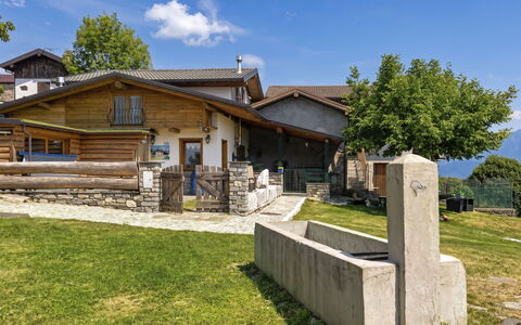 Baita Melissa: Træ, Tag, Sommerhus, Hus, Hjem, Veranda, Sidespor, Skygge, Estate, Landsby