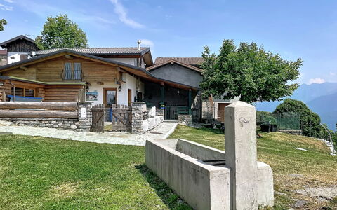 Baita Melissa: Tag, Sommerhus, Veranda, Hældning, Landsby, Skygge, Sidespor, Tømmer, Stuehus, Alps