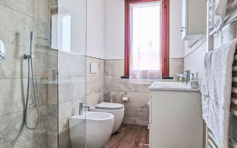 Le 3 Viste: Gulvbelægning, Toiletbræt, Sanitærarmatur, Etage, Toilet, Badeværelse, Indretning, Håndvask, Tap, Vvs