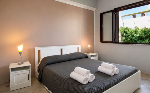 Villa Sara: Indretning, Soveværelse, Seng, Lejlighed, Loft, Møbel, Etage, Bed Frame, Hjem, Sengetøj