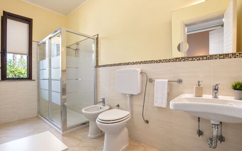 Villa Sara: Gulvbelægning, Sanitærarmatur, Indretning, Etage, Badeværelse, Toiletbræt, Toilet, Vvs, Håndvask, Tap