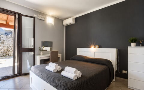 Villa Sara: Soveværelse, Seng, Sengetøj, Sengetøj, Indretning, Etage, Møbel, Lejlighed, Bed Frame, Værelse