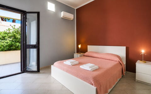 Villa Sara: Indretning, Etage, Lejlighed, Værelse, Soveværelse, Loft, Seng, Sengetøj, Bed Frame, Sengetøj