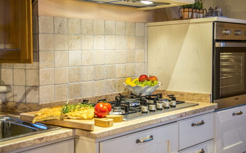 Casa Elia 6: Køkken, Countertop, Køkken Apparat, Cabinetry, Større Bandage, Komfur, Indretning, Komfur, Træ, Gaskomfur