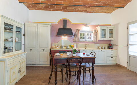 Antica Villa Merelli 12: Møbel, Indretning, Køkken, Gulvbelægning, Cabinetry, Træ, Etage, Countertop, Loft, Værelse