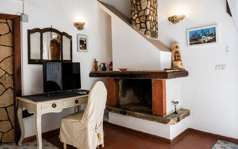 Casa Dafne: Væg, Møbel, Træ, Indretning, Belysning, Værelse, Stol, Stue, Hårdttræ, Bejdse