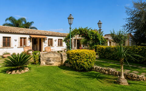 Casa Dafne: Have, Estate, Landscaping, Lawn, Hacienda, Sommerhus, Gård, Stuehus, Backyard, Villa