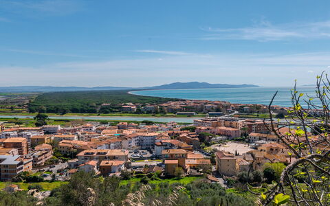 Casa Lelà: Daytime, Boligområde, Horisont, Byområde, City, Kvarter, Stad, Landskab, Forstad, Tag