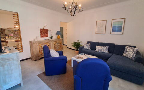 La Riva - Levanto: Møbel, Indretning, Gulvbelægning, Couch, Væg, Etage, Træ, Værelse, Stue, Loft