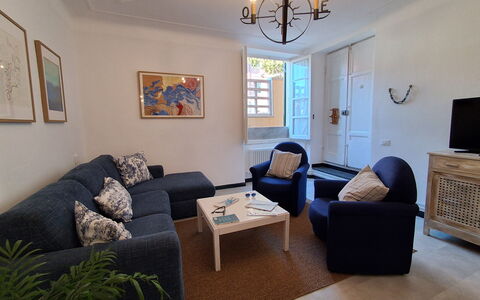 La Riva - Levanto: Møbel, Indretning, Gulvbelægning, Couch, Etage, Væg, Træ, Stue, Værelse, Loft