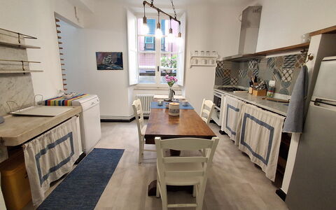 La Riva - Levanto: Møbel, Gulvbelægning, Indretning, Etage, Træ, Køkken, Større Bandage, Countertop, Køkken Apparat, Bord