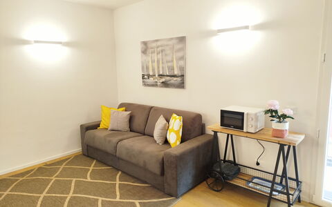 Lola Home - Levanto: Møbel, Indretning, Gulvbelægning, Væg, Couch, Etage, Træ, Værelse, Loft, Stue