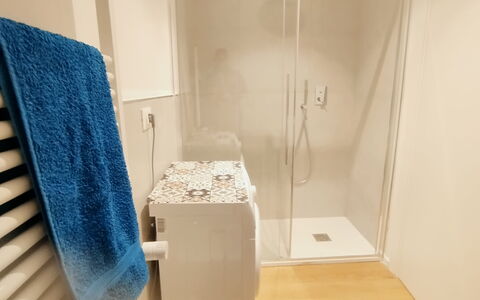Lola Home - Levanto: Gulvbelægning, Etage, Væg, Sanitærarmatur, Indretning, Badeværelse, Vvs, Værelse, Toilet, Flise