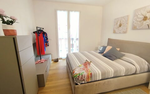 Lola Home - Levanto: Møbel, Indretning, Gulvbelægning, Etage, Seng, Soveværelse, Træ, Værelse, Sengetøj, Textile
