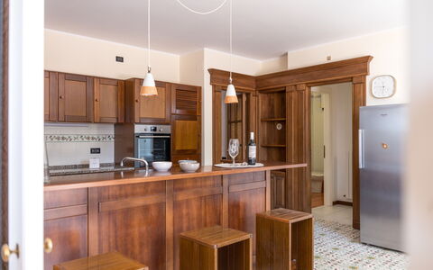 Villa Althea: Gulvbelægning, Countertop, Cabinetry, Træ, Indretning, Møbel, Køkken, Etage, Loft, Skab
