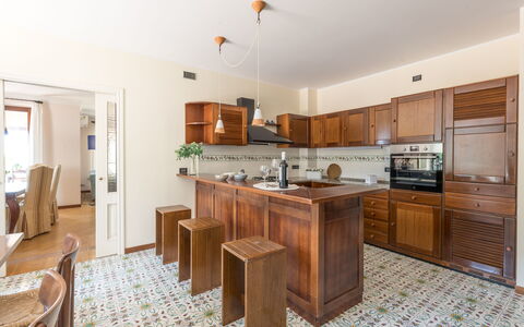 Villa Althea: Møbel, Indretning, Gulvbelægning, Cabinetry, Countertop, Træ, Køkken, Etage, Loft, Skab