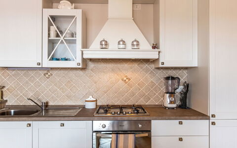 Vacanze Levante: Køkken, Træ, Indretning, Cabinetry, Gulvbelægning, Countertop, Komfur, Køkken Apparat, Lysarmatur, Loft