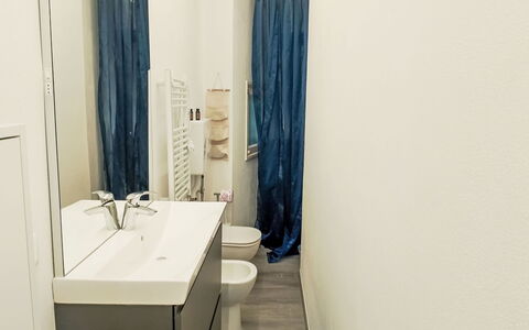Onda Blu House: Gulvbelægning, Etage, Indretning, Sanitærarmatur, Badeværelse, Toilet, Værelse, Vvs, Toiletbræt, Badeværelsesvask
