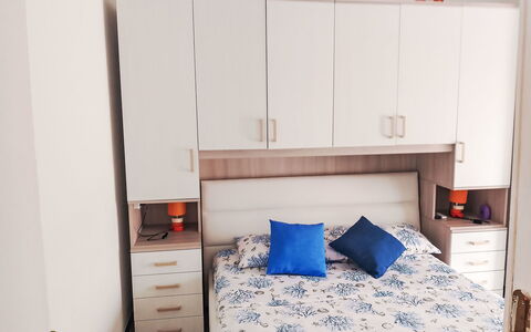 Onda Blu House: Møbel, Indretning, Træ, Soveværelse, Gulvbelægning, Etage, Værelse, Seng, Cabinetry, Skuffe